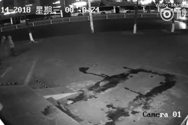 Trung Quốc: "Sốt" video trộm vô tình ném gạch vào đầu đồng bọn