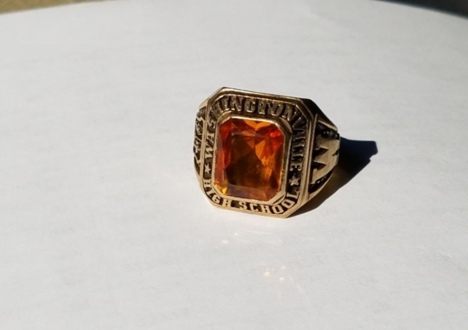 Nhẫn bị mất tìm về với chủ sau gần nửa thế kỷ - 1 Nhẫn bị mất tìm về với chủ sau gần nửa thế kỷ - 1