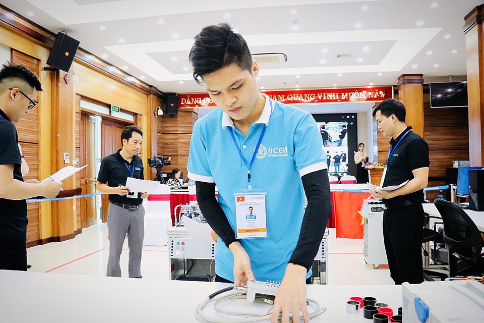 Tự hào chàng trai vàng cuộc thi nghề Cơ điện tử châu Á - Thái Bình Dương - 3 Tự hào chàng trai vàng cuộc thi nghề Cơ điện tử châu Á - Thái Bình Dương - 3