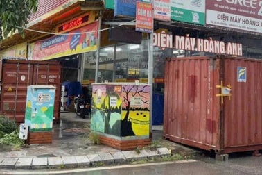 Thuê container đắt đỏ, giá hàng chục triệu đồng che chắn tránh gió bão Yagi