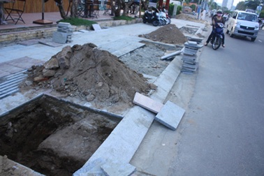 Khổ vì đào xới vỉa hè