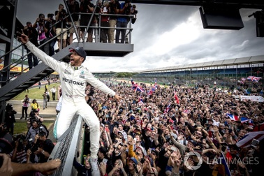 Lewis Hamilton thắng dễ tại Silverstone