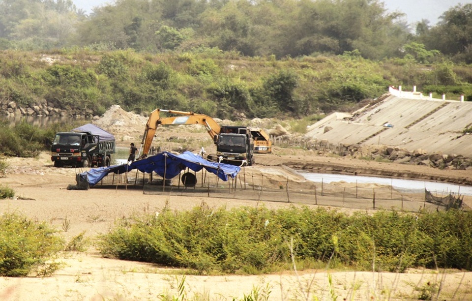 Vụ xã “linh động” để doanh nghiệp múc cát trái phép: 100m3 chưa bán được? - 1 Vụ xã “linh động” để doanh nghiệp múc cát trái phép: 100m3 chưa bán được? - 1