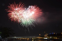 Pháo "nở hoa" trên bầu trời chào năm mới Bính Thân