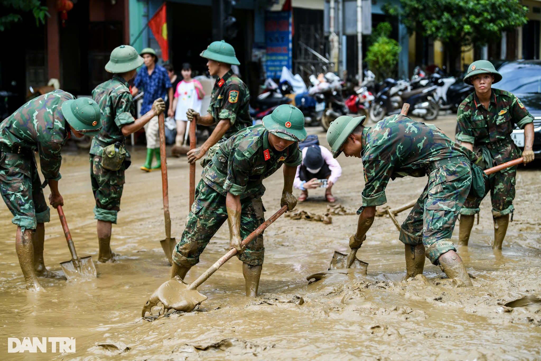 View - Người dân TP Yên Bái dọn bùn lầy dày nửa mét sau mưa lũ | Báo Dân trí