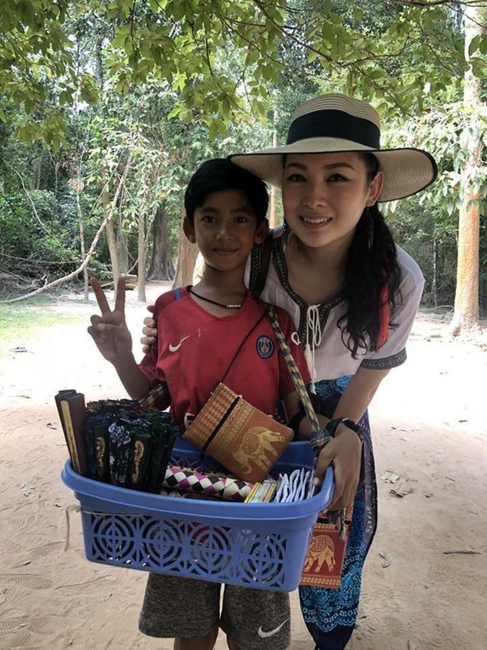 Cậu bé bán hàng rong nói trôi chảy 16 thứ tiếng đổi đời ngoạn mục sau 2 năm - 1 Cậu bé bán hàng rong nói trôi chảy 16 thứ tiếng đổi đời ngoạn mục sau 2 năm - 1