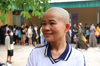 Biến cố tình cảm, sức khỏe và quyết định "xuống tóc" của nữ công nhân