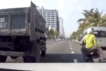 Xung đột giao thông, thanh niên đi xe máy cầm gạch ném thẳng vào cabin ôtô