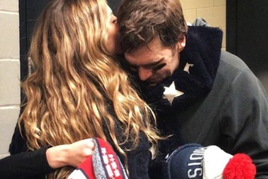 Khoảnh khắc siêu mẫu Gisele Bundchen đưa bờ vai cho chồng… bật khóc