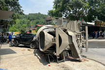 Xe bồn chở bê tông bị lật, đè chết 2 vợ chồng cùng một con nhỏ