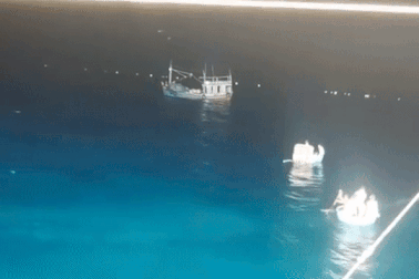 Tàu bốc cháy, 8 ngư dân bám tấm xốp lênh đênh trên biển