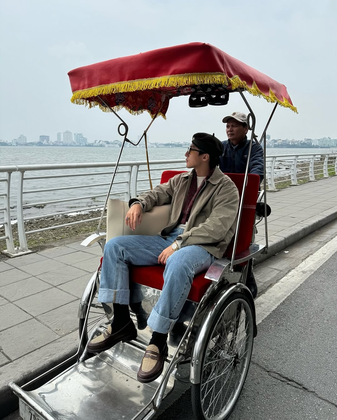 Sơn Tùng M-TP phối đồ cực chất với kiểu quần jeans kén người mặc - 10 Sơn Tùng M-TP phối đồ cực chất với kiểu quần jeans kén người mặc - 10