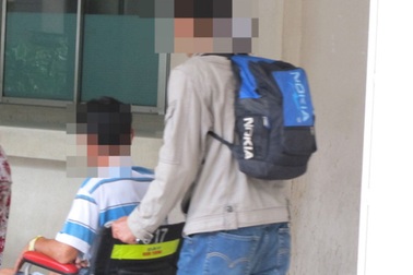 Cấp cứu vì tự làm gãy “súng”