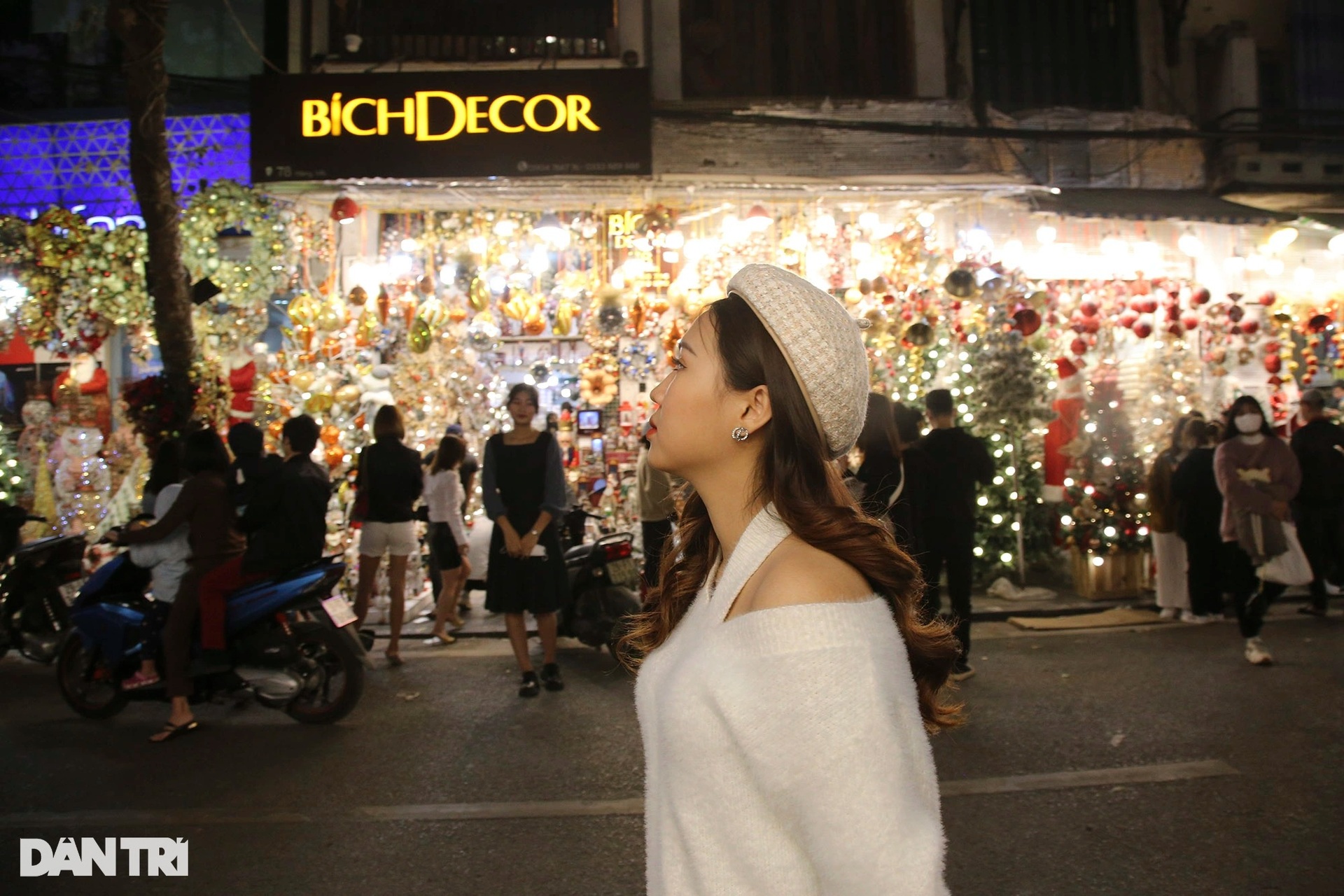 Đông nghịt người đổ về Hàng Mã mua sắm đón Noel 2021 - 9 Đông nghịt người đổ về Hàng Mã mua sắm đón Noel 2021 - 9