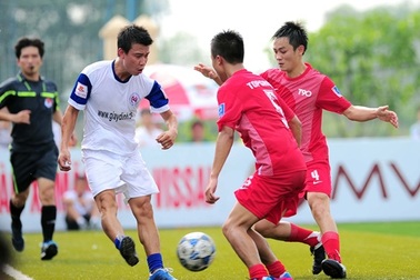 Quốc Vượng thi đấu tại giải Hà Nội Premier League