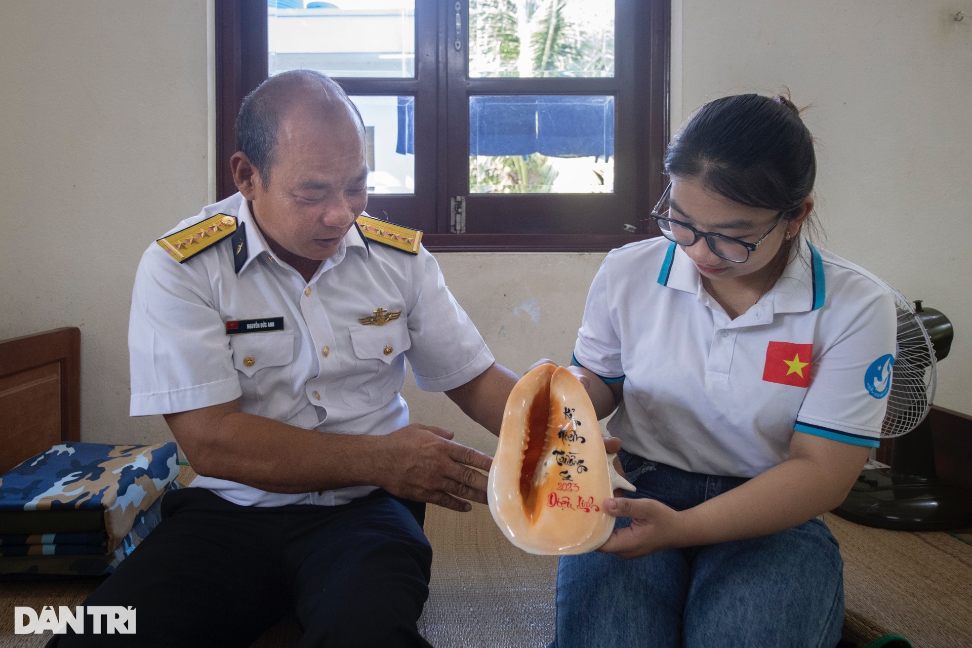 Xúc động khoảnh khắc con gái từ đất liền ra Trường Sa thăm bố - 9 Xúc động khoảnh khắc con gái từ đất liền ra Trường Sa thăm bố - 9
