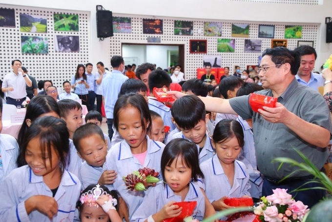 Thủ tướng Phạm Minh Chính tặng quà cho các em nhỏ đang điều trị tại Viện Huyết học -Truyền máu Trung ương nhân dịp Tết Trung thu năm 2023.