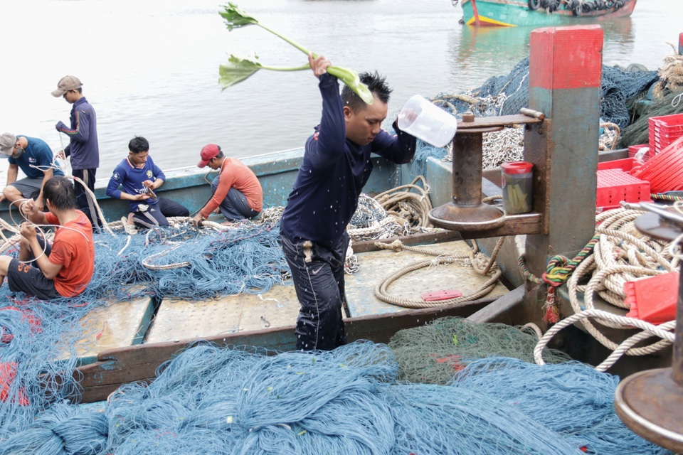 Quyết liệt chống khai thác hải sản trái phép tại vùng biển nước ngoài - 2 Quyết liệt chống khai thác hải sản trái phép tại vùng biển nước ngoài - 2