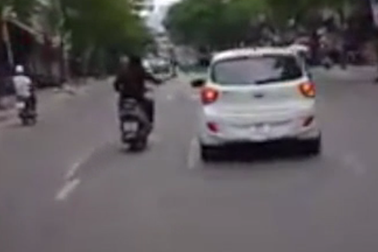 Thanh niên cầm mã tấu chém hàng loạt ô tô trên đường phố Sài Gòn