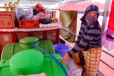 Xóm dân cư không nhà ai có điều hòa, nóng 40 độ vẫn "khỏe re"