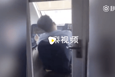 Giật mình nhìn cảnh tài xế vừa ngủ gật vừa lái tàu