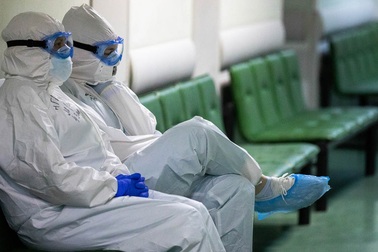 3 bác sĩ Nga ngã từ cửa sổ bệnh viện khi cả nước “căng mình” chống dịch