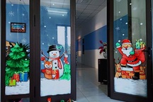 Ông già Noel hân hoan bay trên cửa kính, "xin" luôn chủ quán 2 triệu đồng