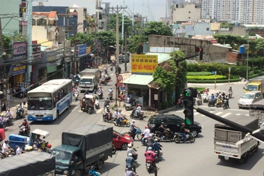 Tháo dỡ căn nhà 4 mặt tiền án ngữ giữa đường 10 năm ở TPHCM