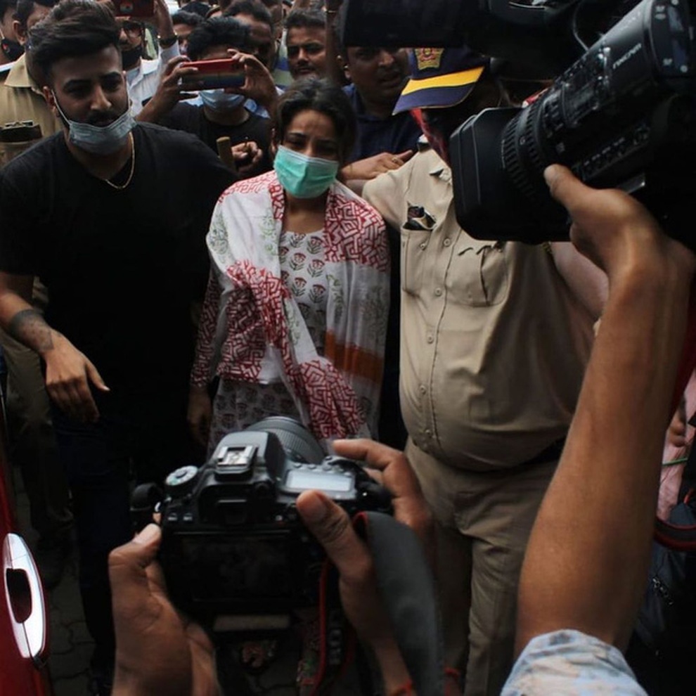 Mẹ ruột và bạn gái suy sụp trong tang lễ tài tử Cô dâu 8 tuổi - 7