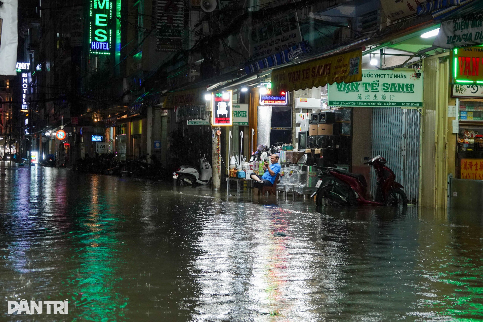 Người Cần Thơ đội mưa, lội nước về nhà trong ngày triều cường vượt báo động - 4