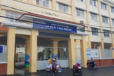 Cần Thơ: Đình chỉ học tạm thời học sinh tham gia đánh bạn trước cổng trường