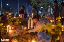 Bà con giáo dân thắp sáng hàng chục nghìn ngọn nến cầu nguyện cho người đã khuất