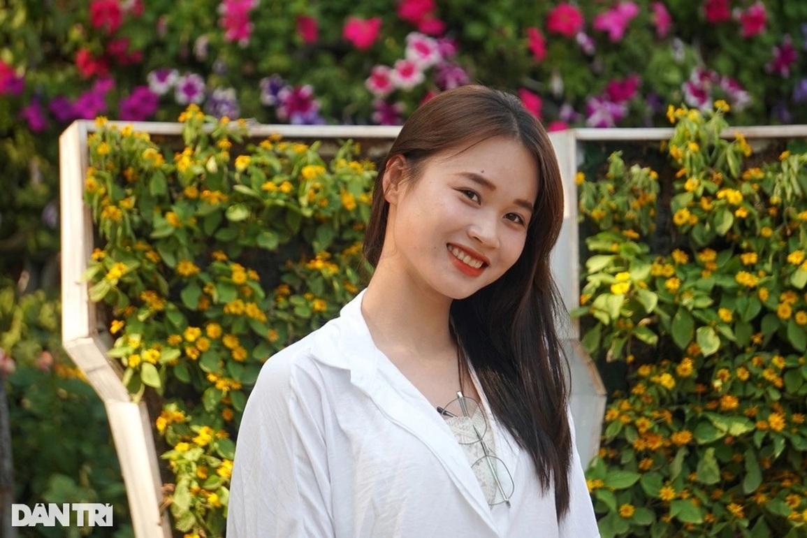 Giới trẻ thỏa sức sống ảo với đường hoa tình yêu trên đỉnh Trường Lệ - 3 Giới trẻ thỏa sức sống ảo với đường hoa tình yêu trên đỉnh Trường Lệ - 3