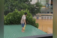 Người đàn ông tiếp tế đồ ăn cho hàng xóm giữa lũ bằng "cú ném lao thần sầu"