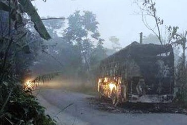 Xe khách đang chạy bất ngờ cháy rụi