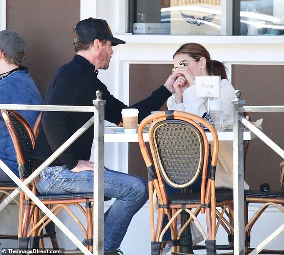 Sao Hollywood Lucy Hale hôn bạn trai hơn 20 tuổi trên phố - 6 Sao Hollywood Lucy Hale hôn bạn trai hơn 20 tuổi trên phố - 6