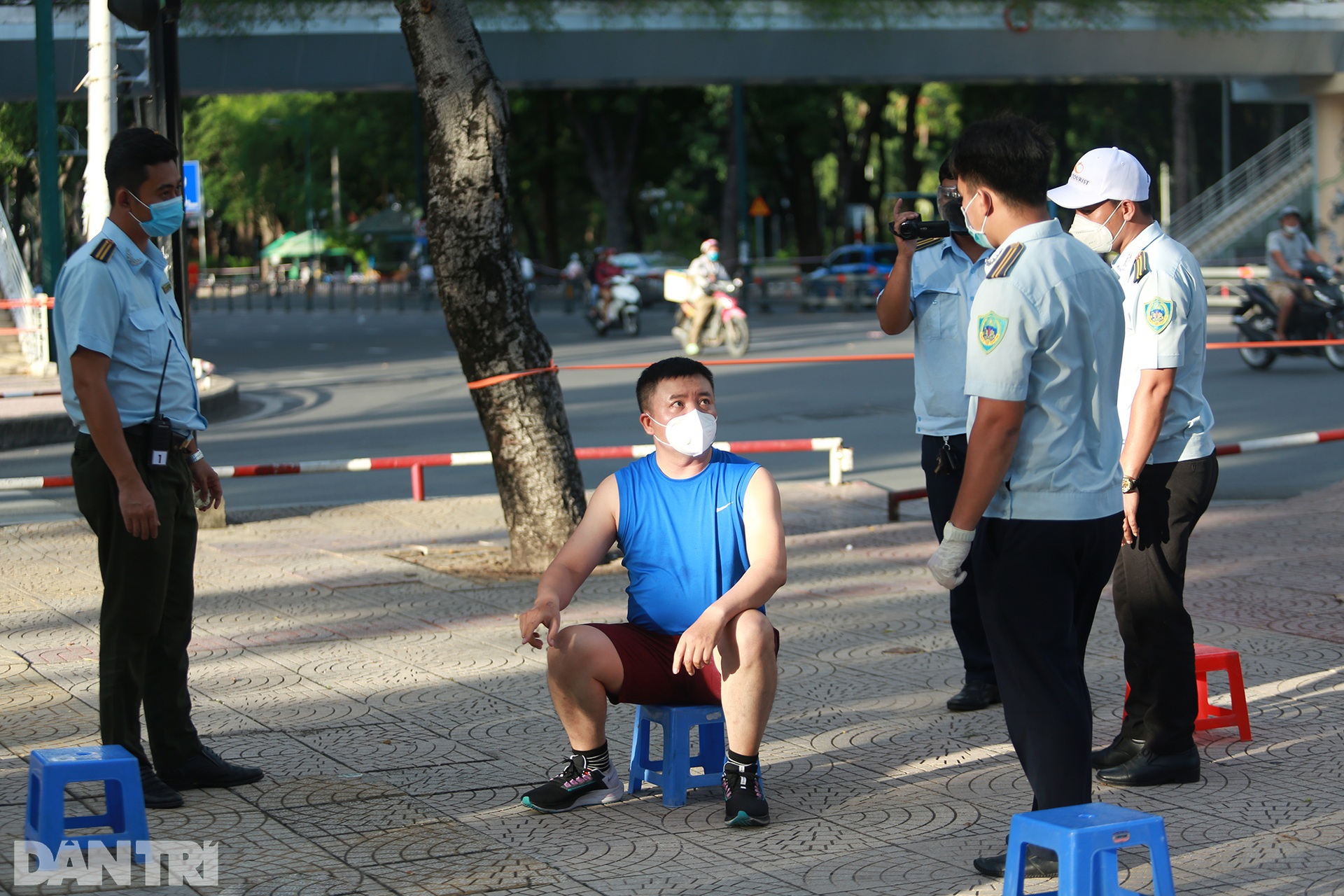 Đạp xe ra đường ở TPHCM với lý do mập mờ không thể xác thực bị phạt 2 triệu - 11 Đạp xe ra đường ở TPHCM với lý do mập mờ không thể xác thực bị phạt 2 triệu - 11