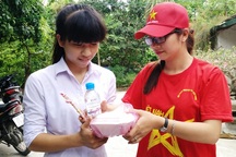 Tiết kiệm tiền để nấu cơm miễn phí phục vụ thí sinh