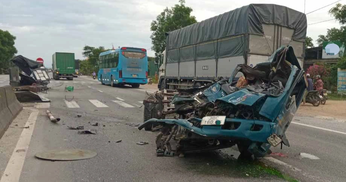 View - Hiện trường vụ tai nạn liên hoàn khiến xe tải đứt đôi, 3 người tử vong | Báo Dân trí