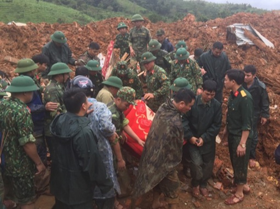 Tìm thấy 14 thi thể trong 22 chiến sĩ gặp nạn, Quảng Trị cứu hộ xuyên đêm - 13 Tìm thấy 14 thi thể trong 22 chiến sĩ gặp nạn, Quảng Trị cứu hộ xuyên đêm - 13