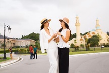 Mc Anh Thơ và Á hậu Kim Nguyên vui chơi tại Brunei