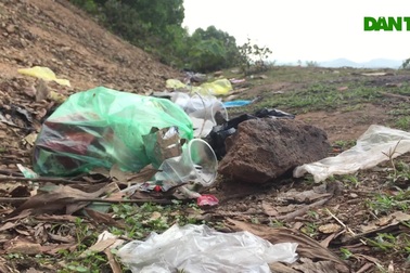Rác bủa vây hồ chứa nước Kẻ Gỗ