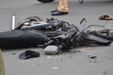 Bị xe bồn cán nát chân, người đàn ông đau đớn đến ngất xỉu