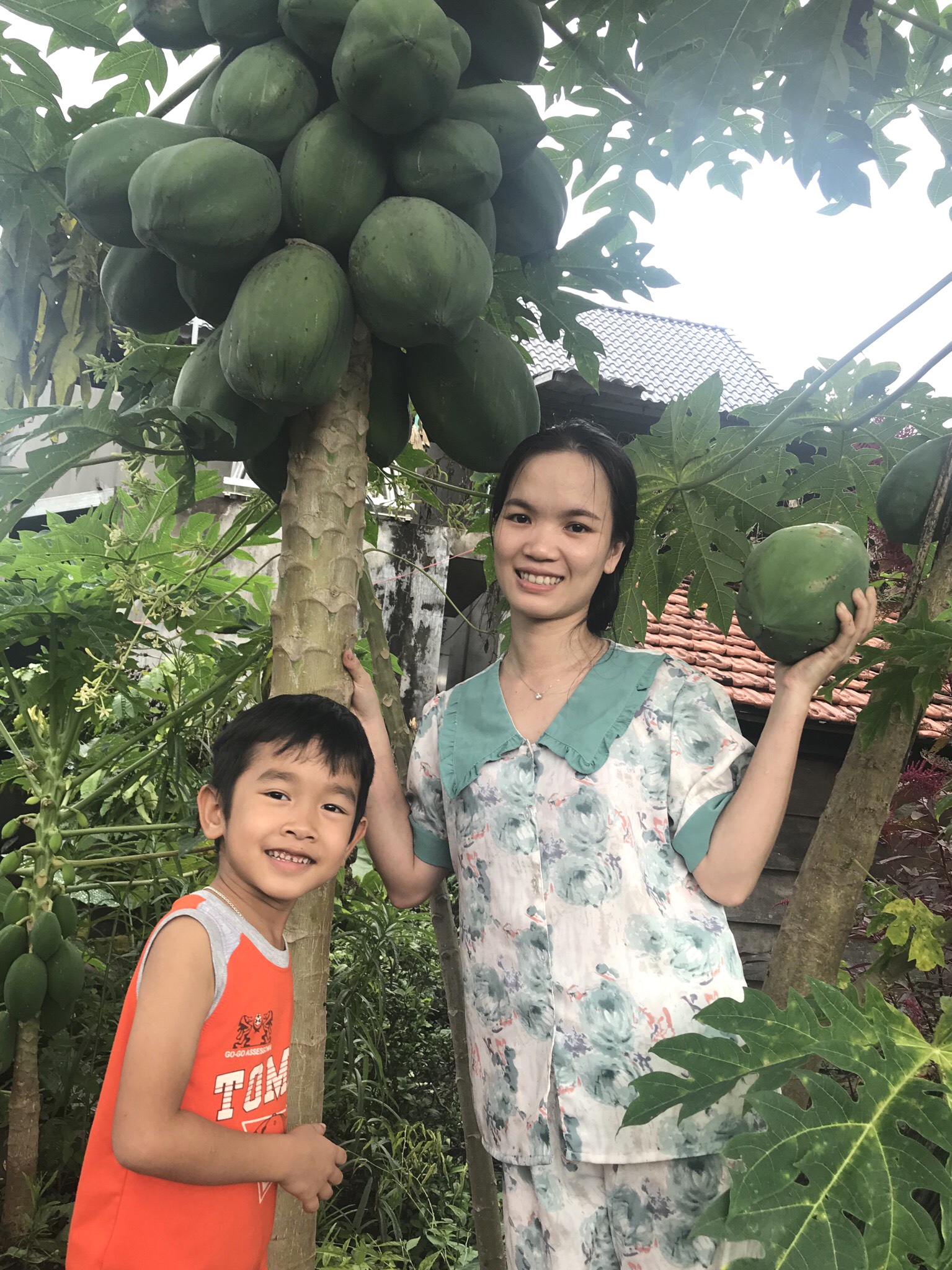 Gia đình Đắk Lắk làm vườn trái cây rộng 500m2 cho các con ăn thỏa thích - 13 Gia đình Đắk Lắk làm vườn trái cây rộng 500m2 cho các con ăn thỏa thích - 13