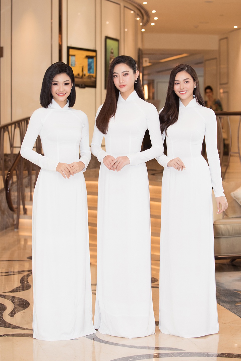 Hoa hậu Đỗ Mỹ Linh, Trần Tiểu Vy, Lương Thuỳ Linh đọ dáng với áo dài trắng - 6 Hoa hậu Đỗ Mỹ Linh, Trần Tiểu Vy, Lương Thuỳ Linh đọ dáng với áo dài trắng - 6