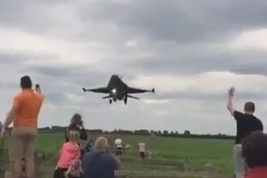 “Thót tim” khoảnh khắc chiến đấu cơ F16 lượn sát ngay trên đầu