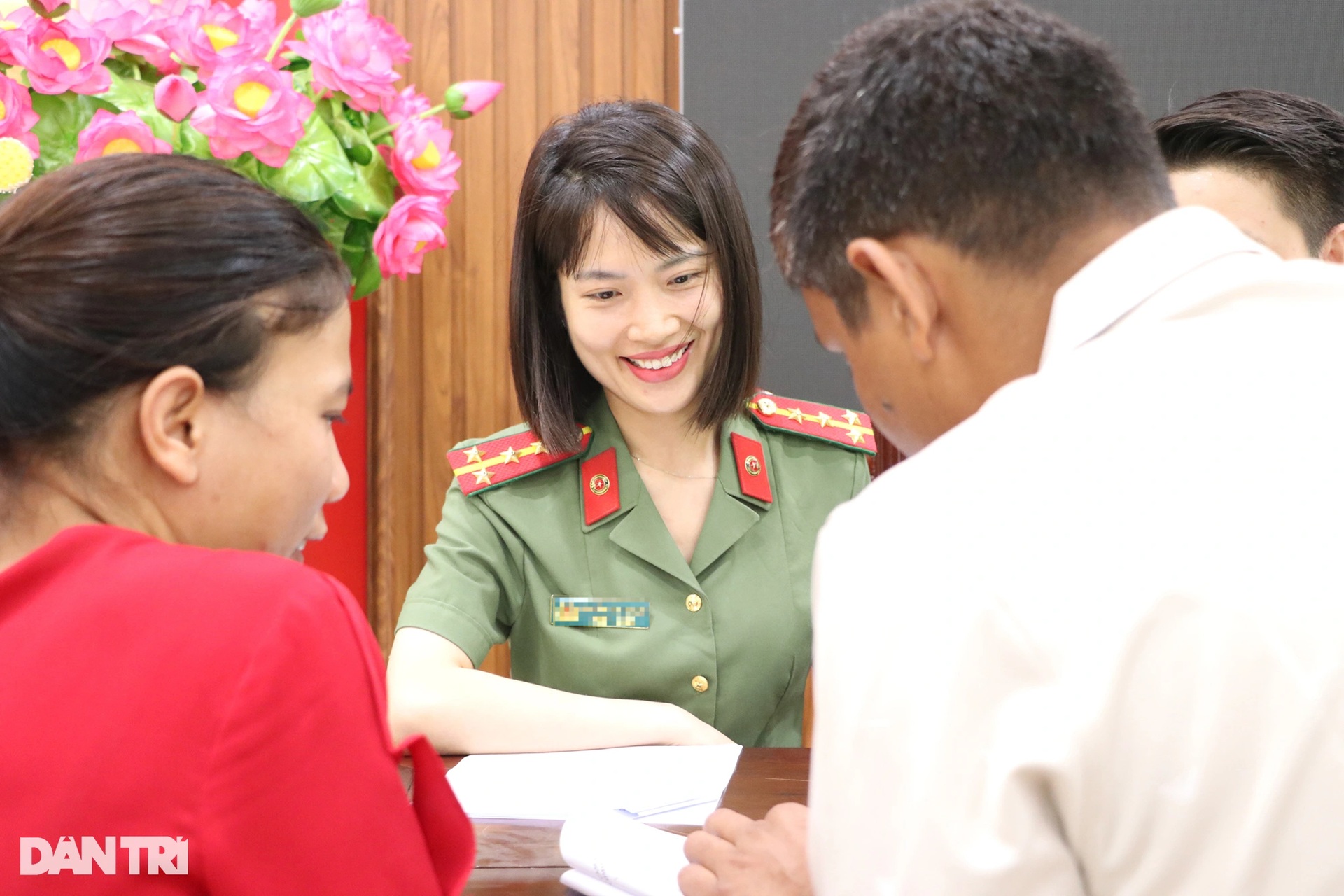 Cặp vợ chồng nước ngoài vượt gần 100km đi làm định danh điện tử - 5 Cặp vợ chồng nước ngoài vượt gần 100km đi làm định danh điện tử - 5