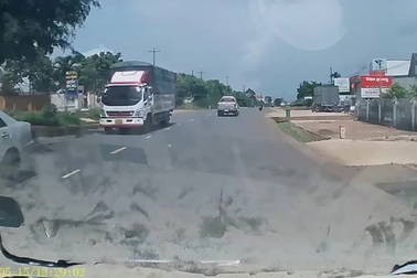Tài xế bán tải nghi cố tình tạt đầu xe cùng chiều để "dằn mặt"