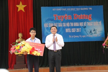 Đạt giải Ba cuộc thi Intel ISEF 2017, nam sinh “cánh tay robot” được vinh danh tại quê nhà