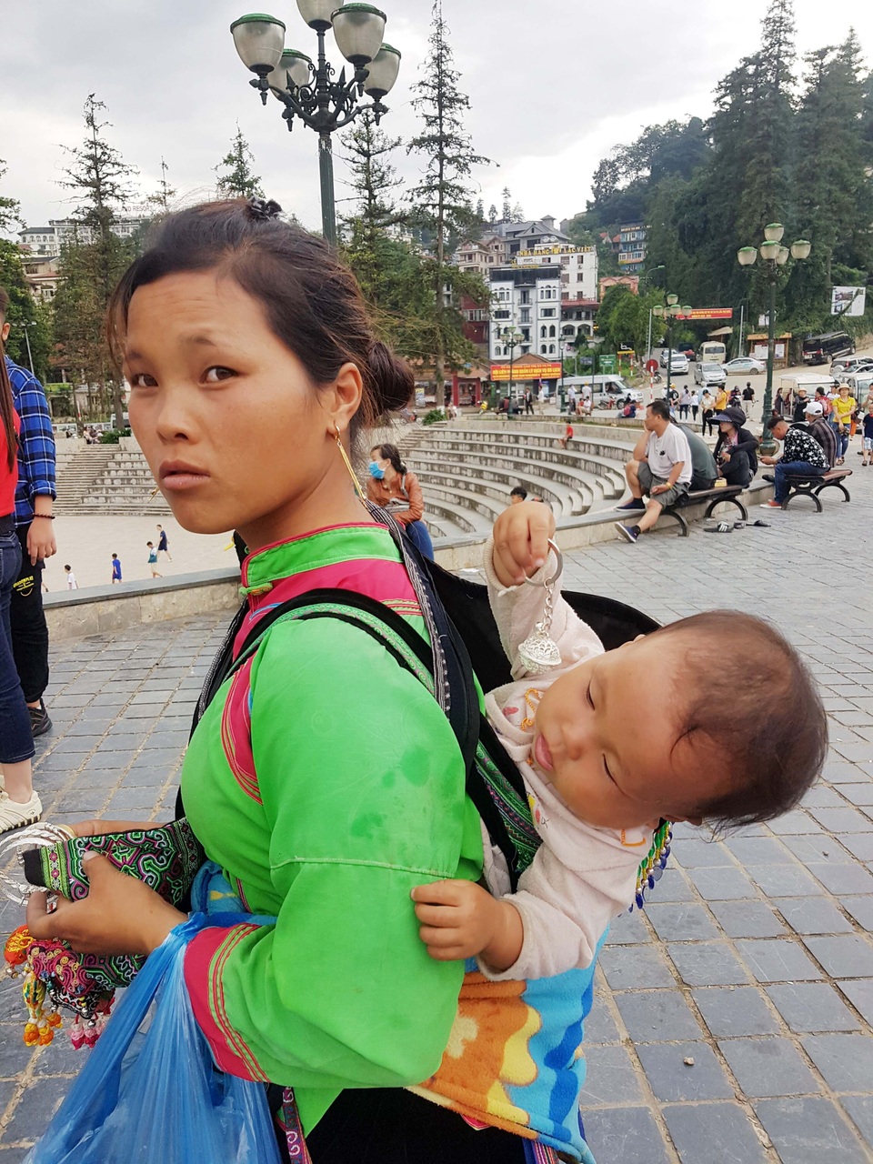 Những đứa trẻ nheo nhóc bán hàng rong mưu sinh ở Sa Pa - 17 Những đứa trẻ nheo nhóc bán hàng rong mưu sinh ở Sa Pa - 17